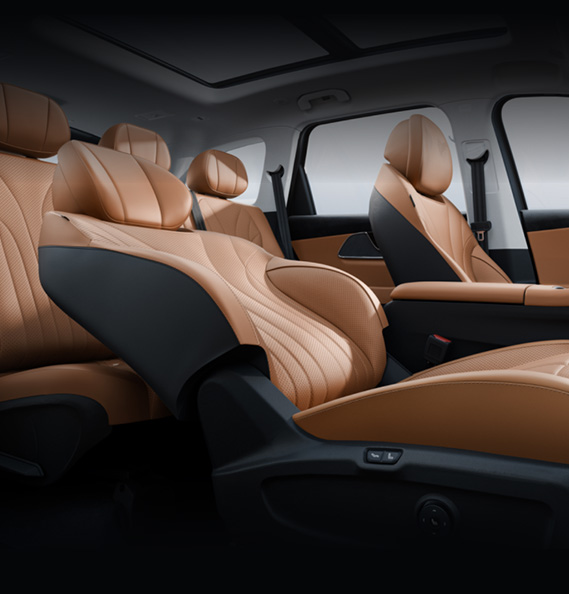 Flexible rear seating configuration in an SUV